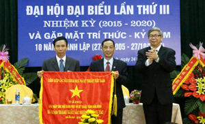 Giáo sư, Viện sĩ , Đặng Vũ Minh, Chủ tịch Liên hiệp các Hội KH&KT Việt Nam trao tặng bức trướng của Đoàn chủ tịch Liên hiệp các Hội KH&KT Việt Nam cho Liên hiệp các Hội KHKT tỉnh.