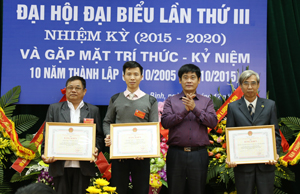 Đồng chí Nguyễn Văn Dũng, Phó Chủ tịch UBND tỉnh tặng bằng khen của UBND tỉnh cho 3 tập thể có thành tích xuất sắc.