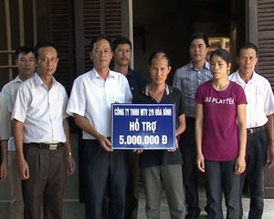 Công đoàn cơ sở  Công ty TNHH MTV  2/9 trao tiền hỗ trợ làm nhà cho gia đình anh Ngô Văn Hữu và chị Đoàn Thị Quỳnh, công nhân đội sản xuất của Công ty.