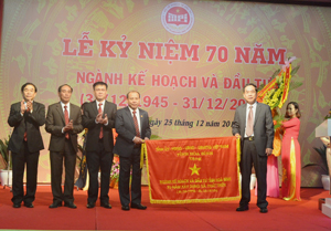Đồng chí Nguyễn Văn Quang, Phó Bí thư Tỉnh ủy, Chủ tịch UBND tỉnh trao tặng cho Sở KH&ĐT bức trướng với dòng chữ “Ngành KH&ĐT tỉnh Hòa Bình 70 năm xây dựng và phát triển”.