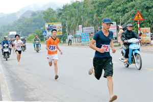 Các VĐV tranh tài tại giải việt dã huyện Kỳ Sơn năm 2015.