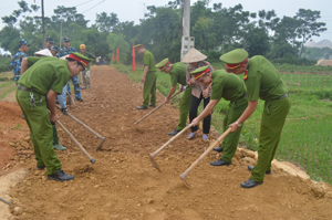Công an huyện Kỳ Sơn tham gia ngày công cùng với nhân dân xã Hợp Thịnh làm đường giao thông nội đồng phục vụ sản xuất theo tiêu chí xây dựng NTM.