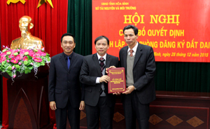 Đồng chí Bùi Văn Khánh, UVTV, Phó Chủ tịch UBND tỉnh trao Quyết định thành lập Văn phòng đăng ký đất đai, thuộc Sở TN&MT.