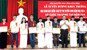 Đồng chí Bùi Văn Cửu, UVTV Tỉnh ủy, Phó Chủ tịch Thường trực UBND tỉnh trao thưởng cho học sinh đạt điểm cao tại các kỳ thi tuyển sinh và cuộc thi sáng tạo năm học 2014 - 2015.   
