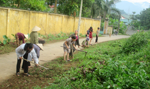 Phụ nữ khu I, thị trấn Kỳ Sơn tổ chức vệ sinh môi trường đoạn đường phụ nữ tự quản.
