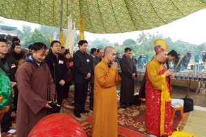 Lãnh đạo huyện Kỳ Sơn, các đại biểu và thân nhân các anh hùng liệt sỹ làm lễ di dời phần mộ các anh hùng liệt sỹ về nghĩa trang mới.