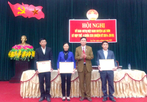 Lãnh đạo MTTQ huyện Lạc Sơn khen thưởng các tập thể, cá nhân vì đã có thành tích xuất sắc trong công tác mặt trận năm 2015.