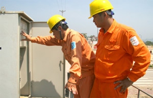 Công nhân Điện lực TP Hòa Bình trực ban 24/24h, đảm bảo phục vụ khách hàng sử dụng điện trên địa bàn tốt nhất.