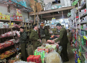 Đoàn liên ngành BCĐ 389/ĐP huyện Lương Sơn kiểm tra hộ kinh doanh hàng hóa tại xã Cư Yên.

 

