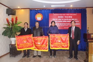 Đại diện Trung ương Hội Khuyến học Việt Nam trao cờ thi đua xuất sắc cho 3 tập thể trong công tác Hội năm 2015.

 

