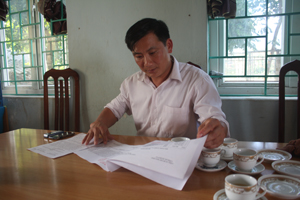 Đồng chí Hà Văn Hùng, Trưởng công an xã Bao La ( Mai Châu) rà soát các đối tượng nghiện ma túy trên địa bàn xã.