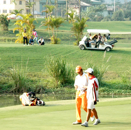 Nhiều golf thủ trong và ngoài nước đến thi đấu tại sân golf Phượng Hoàng (Lương Sơn).