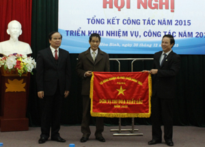 Được sự ủy quyền của Bộ trưởng Bộ NN&PTNT, đồng chí Hoàng Thanh Vân, Cục trưởng Cục Chăn nuôi – Bộ NN&PTNT trao tặng Cờ thi đua xuất sắc cho Sở NN&PTNT. 

 

