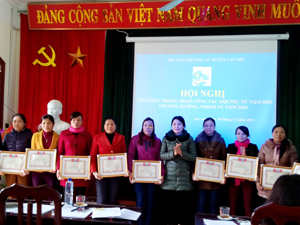 Hội LHPN huyện Lạc Sơn đã tặng Giấy khen cho 10 tập thể có thành tích xuất sắc trong công tác Hội năm 2015.

