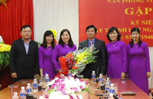 Đồng chí Trần Đăng Ninh, Phó Bí thư TT Tỉnh ủy tặng hoa chúc mừng cán bộ làm công tác lưu trữ của Văn phòng Tỉnh ủy. 

 

