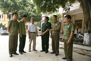 Lãnh đạo hội CCB huyện Lạc Thủy trao đổi với lãnh đạo hội CCB các huyện trong cụm thi đua về công tác hoạt động và xây dựng tổ chức hội. 
