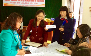 Lãnh đạo Hội LHPN tỉnh, huyện Tân Lạc trao đổi với hội viên về bình đẳng giới và sự tham gia của phụ nữ trong hoạt động chính trị. 

