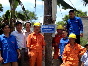 ĐV-TN chi Đoàn Điện lực huyện Lương Sơn thực hiện mô hình  “Thắp sáng đường quê” tại thôn Sấu Hù, xã Thanh Lương.

 

