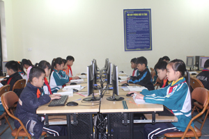 Trường PTDTNT THCS A Mai Châu được đầu tư công nghệ thông tin phục vụ nhu cầu giảng dạy và học tập.

