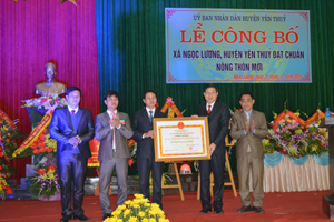 Đồng chí Bùi Văn Cửu, UVTV, Phó Chủ tịch TT UBND tỉnh  trao Bằng công nhận xã đạt chuẩn NTM cho lãnh đạo xã Ngọc Lương.