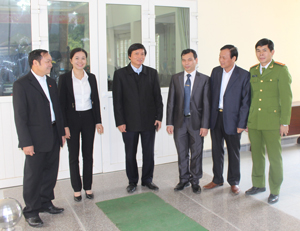 Đồng chí Trần Đăng Ninh, Phó Bí thư Thường trực Tỉnh ủy và lãnh đạo các Ban xây dựng Đảng tỉnh trao đổi với Ban Thường vụ Huyện ủy Kim Bôi về kết quả thực hiện NQT.ư 4 (khóa XI).