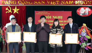 Được sự ủy quyền của Bộ trưởng Bộ KH&CN, đồng chí Nguyễn Văn Dũng, Phó Chủ tịch UBND tỉnh trao tặng bằng khen của Bộ cho 4 cá nhân thuộc Sở KH&CN.