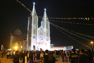 Nhà thờ giáo xứ Hòa Bình được trang hoàng rực rỡ trong đêm Giáng sinh.