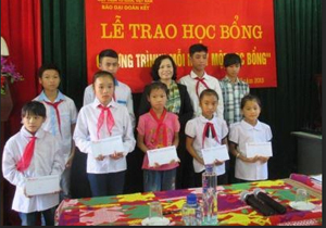 Đồng chí Bùi Thị Thanh, Phó Chủ tịch Ủy ban Trung ương MTTQ Việt Nam trao 10 suất quà cho các em học sinh nghèo vượt khó huyện Mai Châu.