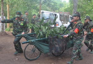 Lực lượng DBĐV thực hành vận chuyển thương binh bằng phương tiện thô sơ về đội điều trị.