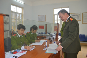 Đại tá Nguyễn Văn Trung, UV BTV Tỉnh ủy, Giám đốc Công an tỉnh 

kiểm tra việc chấp hành quy chế làm việc của bộ phận tiếp dân 

Công an thành phố Hòa Bình.

