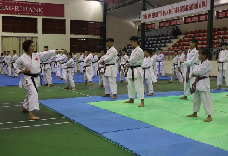 Chân Dung Một Người Đàn Ông Châu Á Đẹp Trai Với Taekwondo Hình ảnh Sẵn có -  Tải xuống Hình ảnh Ngay bây giờ - iStock
