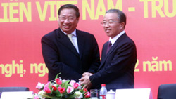 Phó Thủ tướng, Bộ trưởng Ngoại giao Phạm Gia Khiêm (trái) tại lễ chào mừng hoàn thành công tác phân giới cắm mốc biên giới trên đất liền Việt Nam - Trung Quốc