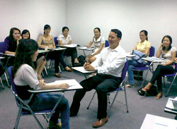 Thạc sĩ Lê Minh Trí trong giờ học với sinh viên Trường Đại học Hoa Sen.

