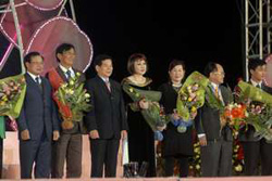 Chủ tịch nước Nguyễn Minh Triết và các đại biểu dự lễ hội.