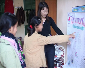 Cô giáo và học sinh Trường THCS Tân Minh làm báo tường trong dịp kỷ niệm ngày Nhà giáo Việt nam 20/11