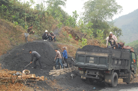 Tình trạng khai thác than thổ phỉ ở Cuối Hạ(Kim Bôi) vẫn đang diễn ra khá phổ biến.
