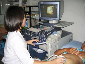Siêu âm để chẩn đoán tình trạng sức khỏe của thai nhi tại Bệnh viện Từ Dũ (TPHCM).