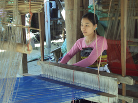 Người dân bản Văn tích cực phát huy nghề dệt thổ cẩm truyền thống.