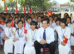 Chủ tịch nước Nguyễn Minh Triết
với các cháu học sinh Trường THPT
Quang Trung.