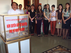 Cán bộ, đảng viên văn phòng UBND tỉnh quyên góp tự nguyện ủng hộ người nghèo.