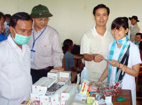 Phát và tư vấn dùng thuốc miễn phí cho vùng cao Thừa Thiên.