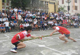 Các trận thi đấu trong đại hội thu hút đông đảo nhân dân 
đến xem và cổ vũ.