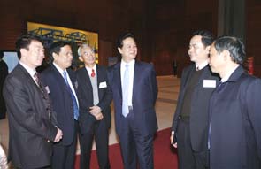 Thủ tướng Nguyễn Tấn Dũng
với các đại biểu dự hội nghị.
