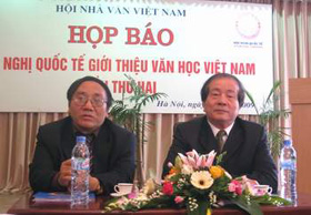 Nhà thơ Hữu Thỉnh - Chủ tịch Hội nhà văn Việt Nam (phải) và nhà thơ Trần Đăng Khoa tại cuộc họp báo về Hội nghị Quốc tế giới thiệu Văn học Việt Nam ra nước ngoài.