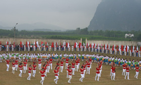 Các em học sinh thị trấn Chi Nê(Lạc Thuỷ) đồng diễn thể dục chào mừng Đại hội TDTT huyện Lạc Thủy lần thứ IV năm 2010.