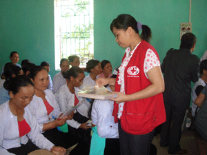 Cán bộ Hội CTĐ tuyên truyền phòng chống HIV/AIDS tại xã Liên Vũ, Lạc Sơn