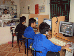 Người dân đến đọc báo và truy cập mạng Internet tại điểm Bưu điện văn hoá xã Địch Giáo (Tân Lạc)