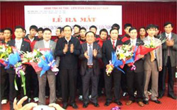 Lãnh đạo tỉnh Hà Tĩnh tặng hoa chúc mừng lãnh đạo Học viện và CLB bóng đá xia măng Xuân Thành Hà Tĩnh