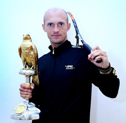 Davydenko bảnh bao bên chiếc cúp vô địch Qatar Open 2010.
