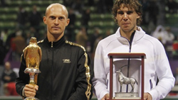 Thất bại trước Davydenko (trái) không khiến Nadal quá bận tâm.